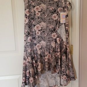 NWOT beautiful floral design XL Bella wrap skirt ❤